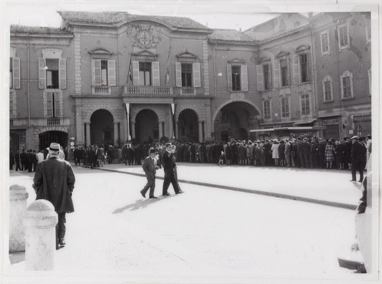 Gattatico-Reggio Emilia, 27-30 marzo 1970, Funerali di Alcide Cervi, lunga coda di persone in Piazza Prampolini, in attesa di entrare nella camera ardente ad omaggiare la salma di Papà Cervi